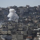 De la fumée s'élève de la ville de Jenine en Cisjordanie occupée durant la "vaste opération antiterroriste" israélienne.